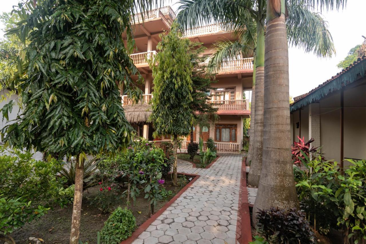 Eden Jungle Resort Sauraha Kültér fotó
